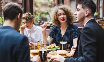 Restauracja jako serce lokalnych spotkań – dlaczego warto wybierać sprawdzone miejsca?