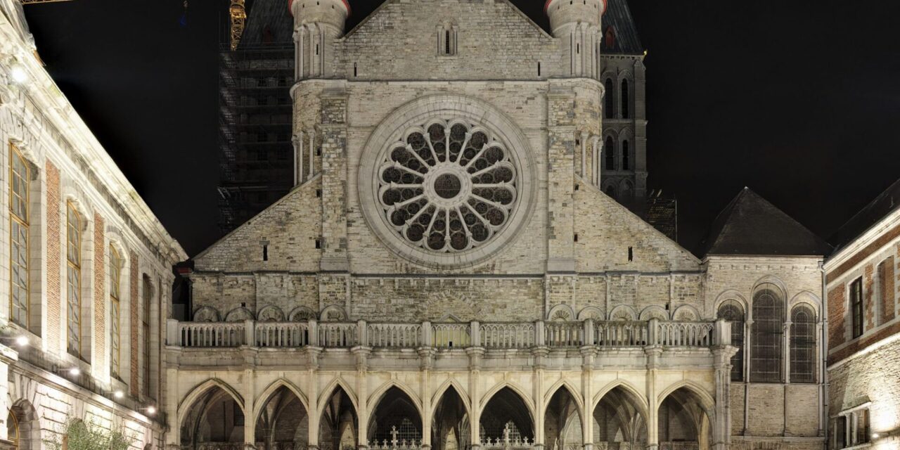Widok krajobrazowy w Katedra Notre-Dame w Tournai – praktyczny przewodnik